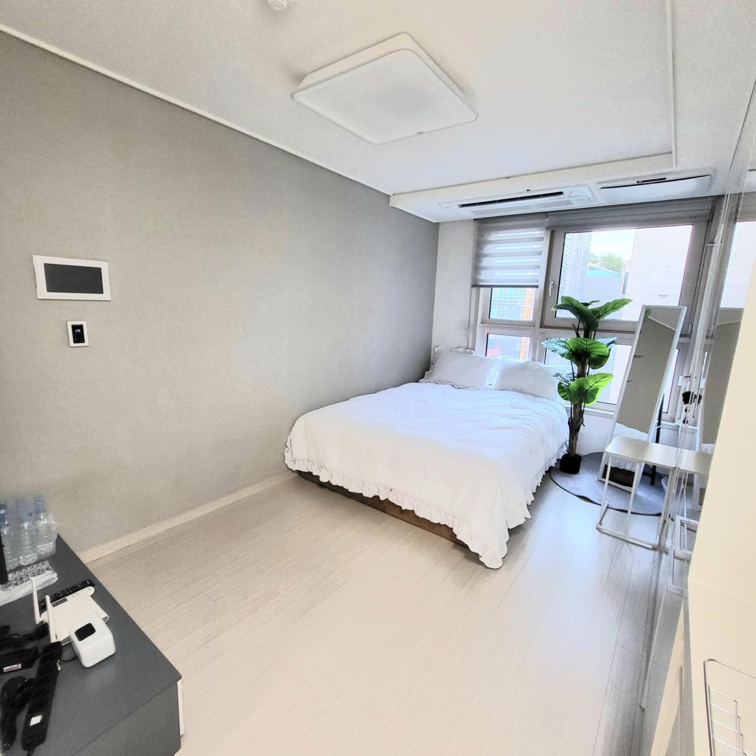 Apartment 1 Min To Sinnonhyeon Cute And Cozy House# Netflix Seoul